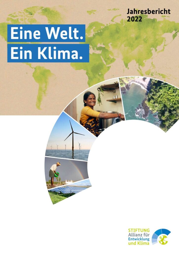 Deckblatt des Jahresberichts 2022 der Stiftung Allianz für Entwicklung und Klima. Sie sehen oben links den Schriftzug "Eine Welt. Ein Klima" und oben rechts den Titel "Jahresbericht 2022". Beides ist vor einer grünen Weltkarte mit beigem Hintergrund platziert. Mittig ist ein Halbkreis, der mit verschiedenen Projektbildern gefüllt ist. Rechts unten ist das Logo der Stiftung abgebildet.